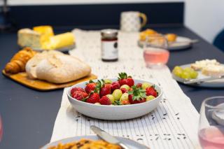 Spacious Modern 2-bed Parking & Wi-Fi & 65"OLED - 2