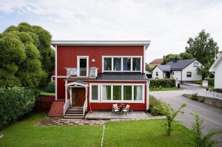 Guestly Homes - Charming 4BR Villa in central Piteå - 0
