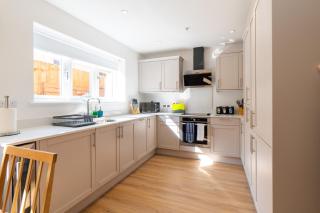 Stylish 2-Bedroom Stay with All Comforts of Home # 2 - 4