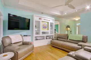 Lakefront Home with Hot Tub and Dock in Cross Hill! - Cross Hill - 6