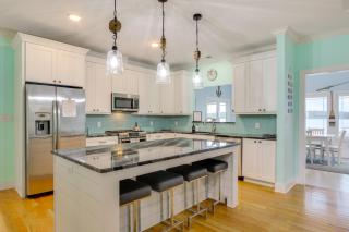 Lakefront Home with Hot Tub and Dock in Cross Hill! - Cross Hill - 3