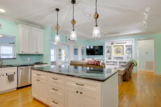 Lakefront Home with Hot Tub and Dock in Cross Hill! - Cross Hill - 1