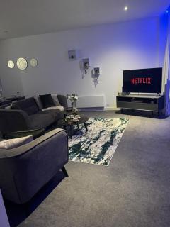 Luxurious Rotunda City View Apartment in Birmingham City Centre - 4