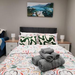 Spacious Luxe Suite New Build London and Essex - 9