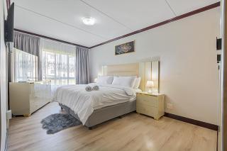Gem in Fourways , Modern 2-Bed Apartment - Sandton - 9