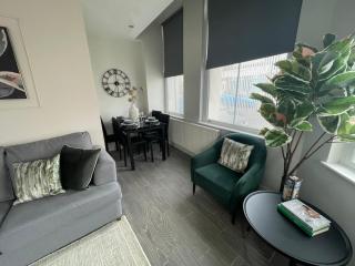 Woolton WasherDryer Sofa Bed Free Parking - 6