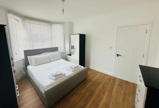 Dariol House, Near LTN Airport - Luton - 9