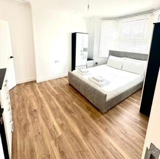 Dariol House, Near LTN Airport - Luton - 0