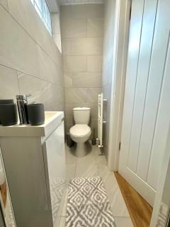 Dariol House, Near LTN Airport - Luton - 6