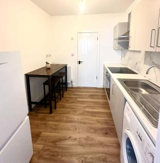 Dariol House, Near LTN Airport - Luton - 2