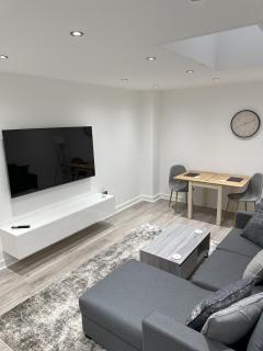 Stylish City Retreat with Views & Court Yard - Leeds - 6