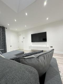 Stylish City Retreat with Views & Court Yard - 3