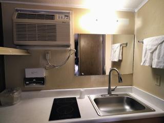 1st Interstate Inn - 5