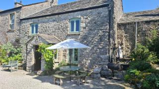 The Old Farmhouse, Yealand Redmayne, near Carnforth - Beetham - 0