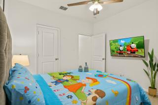 Crew Stay Sleeps 10, Wi-fi, Parking, Big Backyard - 2