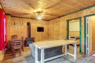 10 Mi to Gore Mountain! Pet-Friendly Cabin - 7