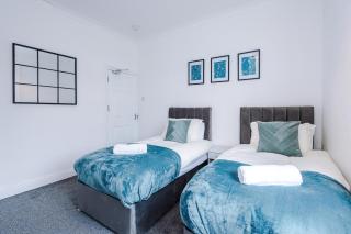 FREE parking, LARGE House for Contractors & Families, Sleeps 10, 25 mins to ALTON TOWERS - Stoke on Trent - 6