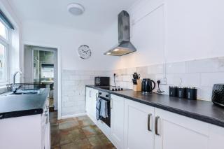 FREE parking, LARGE House for Contractors & Families, Sleeps 10, 25 mins to ALTON TOWERS - Stoke on Trent - 4