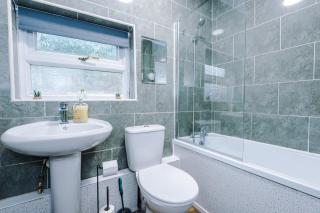 FREE parking, LARGE House for Contractors & Families, Sleeps 10, 25 mins to ALTON TOWERS - Stoke on Trent - 5