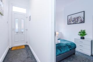FREE parking, LARGE House for Contractors & Families, Sleeps 10, 25 mins to ALTON TOWERS - Stoke on Trent - 1