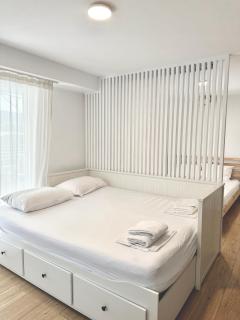 Minimalist Seaside Apartment with Private Patio and Parking - Blue Zone Homes - Olympic Beach - 3