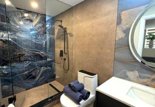 Luxury 2-Bedroom Designer Suite Richmond Hill Lake Wilcox - Richmond Hill - 9