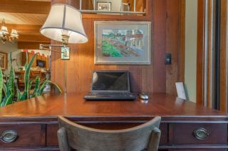 Townhouse Art Gallery in Mammoth's Best Location - 4