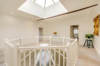 North Wing Top Apartment - - 3