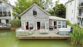 Lakeside property with hot tub Barn Owl HM08 - Somerford Keynes - 9