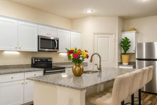 Crew Stay Sleeps 10, Wi-fi, Parking, Big Backyard - 4