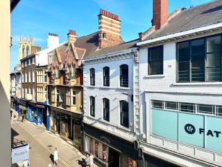 Bright 2 Bed Flat with Balconies & Views in York City Centre - York - 0