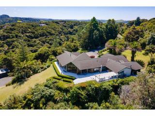 Private Beachfront Haven with Starlink & Panoramic Views - 1
