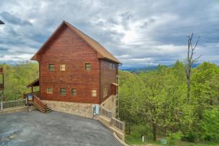Howlin In The Smokies by American Patriot Getaways - 4