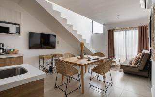 A residence with 4 bedrooms in a private community with a swimming pool - 3