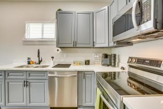 Walk to Carrollton Ave Eats Bright NOLA Duplex! - 3