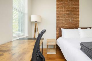 Stylish 2BR Apartment with Private Balcony near Soulard - 3
