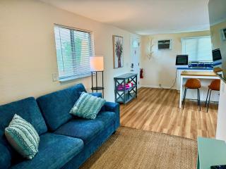 Sun-Drenched 1BR Apt - 5min walk to Beach - 9