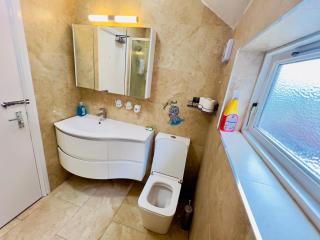 Double bedroom No1 in Stafford, sleeps 2, free WIFI, free parking - 5