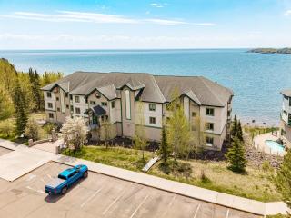 Majestic Lake Views King Suite, 2 Queen Beds and Heated Pools - Two Harbors - 0