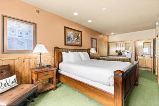 Majestic Lake Views King Suite, 2 Queen Beds and Heated Pools - Two Harbors - 7
