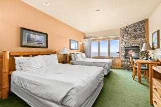 Majestic Lake Views King Suite, 2 Queen Beds and Heated Pools - Two Harbors - 9