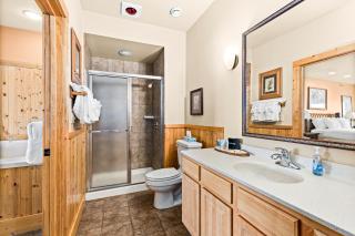 Majestic Lake Views King Suite, 2 Queen Beds and Heated Pools - Two Harbors - 6