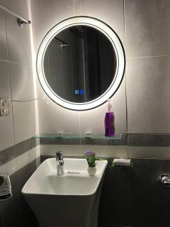 The Grey Atrium - 3BHK Balcony Self Checkin E11 ISB - 3