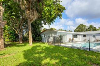 3 Mi to Riviera Beach! Group-Friendly Home with Yard - 9