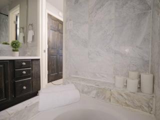 French-Garden Courtyard Retreat in Dallas - 3