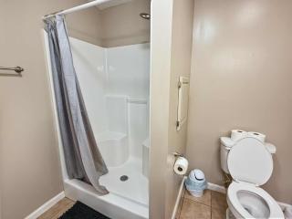 Comfy King Bed Townhouse with Outdoor Sitting Area - Guntersville - 5