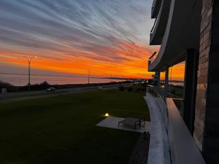 BOUTIQUE LUMIERE FRENTE al MAR con vista a los atardeceres 2 dormitorios 3 baños cocina definida 2 balcones cochera y amenities Un verdadero lujo - 0