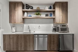 Centrally Located Lake Oswego Studio - 8