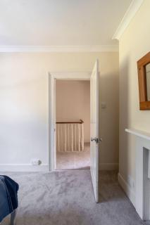 Charming 3BR Victorian House with Parking - 10 Mins to Kingston - Kingston upon Thames - 2