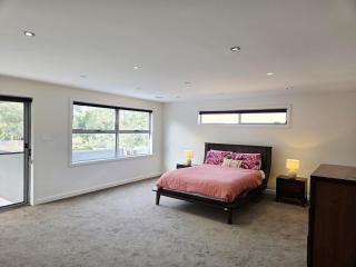 Huge 6 Bed House in Franklin ACT - Harrison - 3